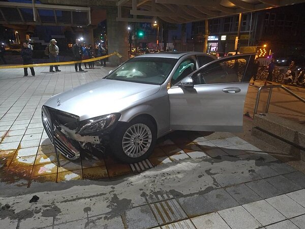 賓士車衝撞捷運站,變速箱油外漏。記者蕭雅娟/翻攝