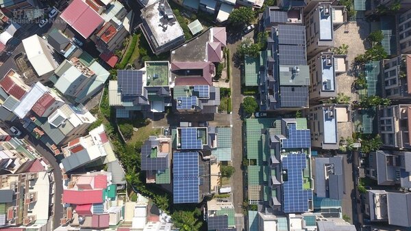 嘉義市政府推廣綠能屋頂，強調創電又美觀。圖／嘉義市政府提供
