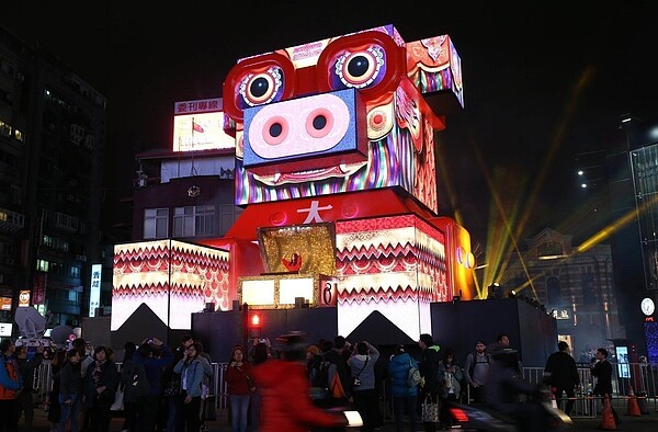 2019台北燈節主燈「百變豬寶亮晶晶」。記者林俊良/攝影