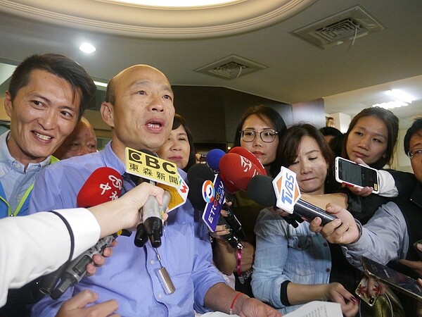 高雄市長韓國瑜今晚夜宿彌陀漁會,受訪表示,展臂歡迎郭台銘來高雄看看。記者徐白櫻/攝影