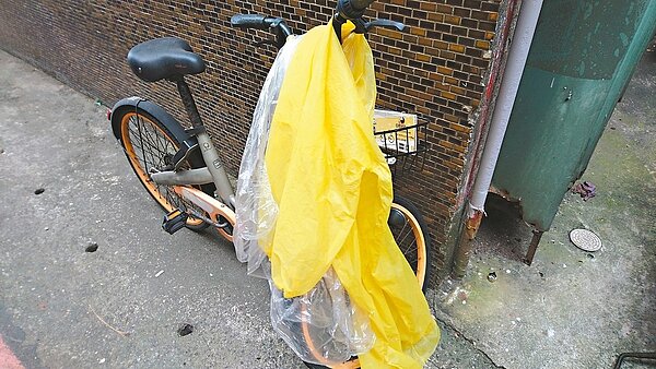 方便變隨便
oBike去年十月台灣營運團隊大幅精簡人力後,乏人管理,新北市區常見隨處停放,還被民眾拿來當水桶架,也有拋棄式雨衣堆在車上(圖)。 記者祁容玉/攝影