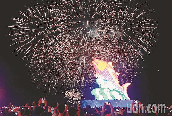 中央氣象局說,入夜後各地降雨可望趨緩,晚間仍可以愉快的到戶外欣賞燈會,圖為今年台灣燈會昨天試燈,「巨鮪來富」主燈點亮。記者劉學聖/攝影