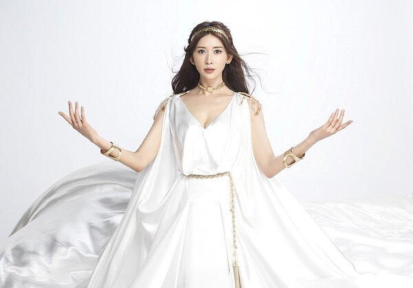 林志玲化身雅典娜女神,代言經典手遊「聖鬥士星矢:覺醒」。圖/金橋娛科提供