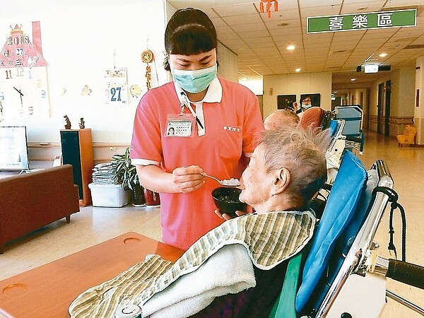 北市府衛生局提供老人健康檢查服務3月5日即將開跑，今年提供老人健檢服務特約醫院共30家，服務名額4萬5200名。 圖／聯合報系資料照片