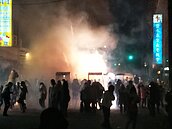 鹽水蜂炮傳意外　婦人遭炸傷送醫