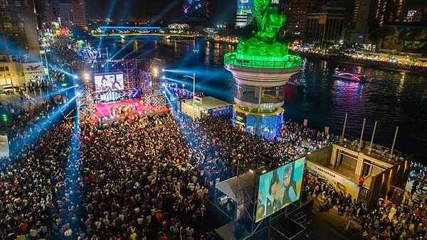 高雄金銀河愛河燈會,今年討論度破表,不分平假日遊客如織。(高市觀光局提供)