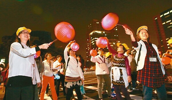 北北基大聲公家長行動聯盟、媽媽盟、全國家長聯誼會以及基隆市美滿家庭關懷協會,號召民眾在元宵節提燈籠繞行行政院。 記者黃義書/攝影