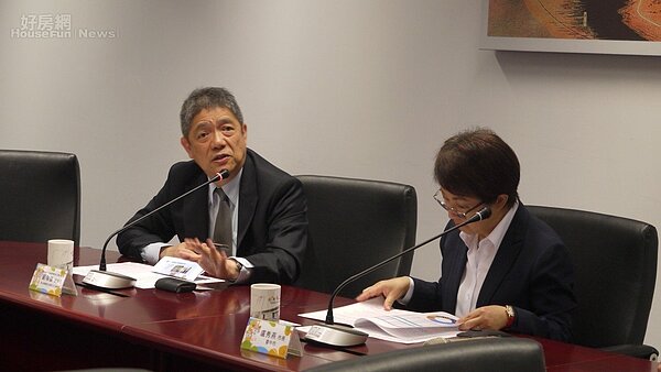 台灣區工具機暨零組件工業同業公會理事長嚴瑞雄(左)昨拜會台中市長盧秀燕,爭取水湳會展中心早日完成。記者洪敬浤/攝影