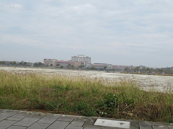 嘉義縣政府承辦去年台灣燈會,向台糖借縣治特區及高鐵特定區共36.77公頃土地,砸7.5億元舉辦24天燈會,吸引逾千萬遊客,燈會結束,台糖去年招商,因土地只租不售,開發商興趣缺缺,至今1年土地閒置荒蕪長草。 記者魯永明/攝影