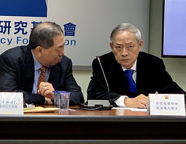 國民黨智庫國家政策研究基金會,首度就國民黨將在2020大選前提出的國防白皮書方向進行研討。國安組召集人、前立委林郁方(右)披露,經上周與退役將領座談,退將極其在意的,是軍法體系遭到廢絀後,基層士兵能因領導統御等因素,在民間法庭任意控告他們的連、營長,使領導長官威信遭到打擊。記者洪哲政/攝影