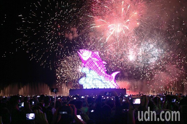 台灣燈會在屏東今天今晚正式開幕,炫麗奪目煙火秀,搭配主燈「巨鮪來富」十分壯觀。記者劉學聖/攝影