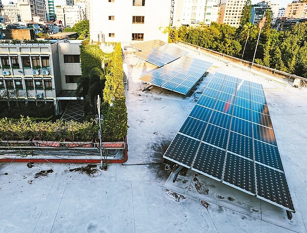 環保署今公布太陽能板回收機制,從經濟部公告的躉售電價費率中,就先代扣了回收基金,要求業者須自行回收。 圖/聯合報系資料照片