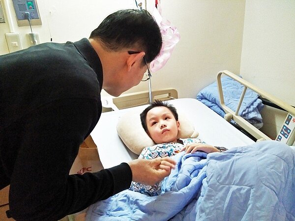 去年10月21日普悠瑪自強號翻車事故中,腦部受重傷的7歲男童謝沛帛昏迷4個月後,今天傳出喜訊,意識逐漸甦醒,對外界刺激開始有反應,眼睛會盯著人看,也會微笑。圖/羅紹和提供