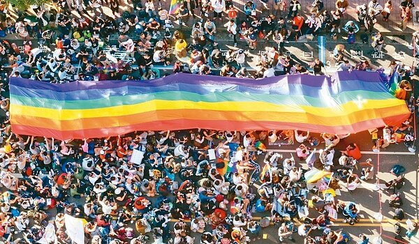 行政院版《司法院釋字第七四八號解釋施行法》草案出爐，明訂同性伴侶將可準用《民法》婚姻章規定結婚等權益。 圖／聯合報系資料照片