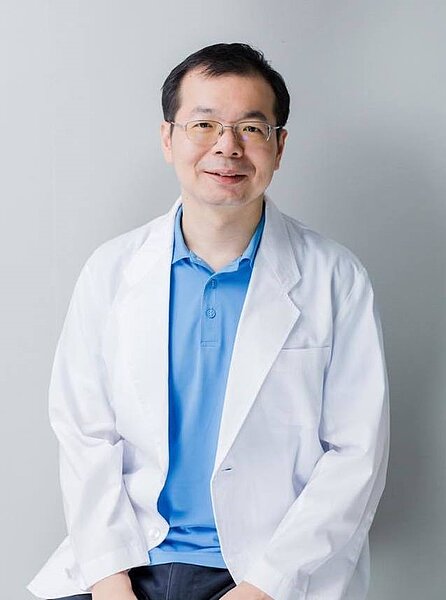 醫師謝旺穎在去年十月罹患肝膿瘍後,因無接受完整抗生素治療之下離世。圖擷自/謝旺穎醫師的食療實驗室