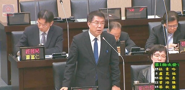 台南市長黃偉哲昨天到議會進行房屋稅專案報告。 記者修瑞瑩/攝影