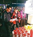 士林夜市強力稽查　逼退2高價水果攤