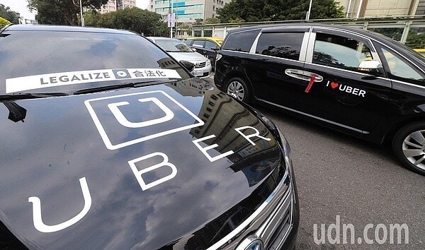 交通部將明確規範與Uber合作的租賃業者,須以1小時為起租時數,等於無法再與計程車一樣接短程乘客。租賃業者怒控交通部袒護計程車,下午將開記者會,要求交通部撤回修法,否則將再次走上街頭。本報資料照片