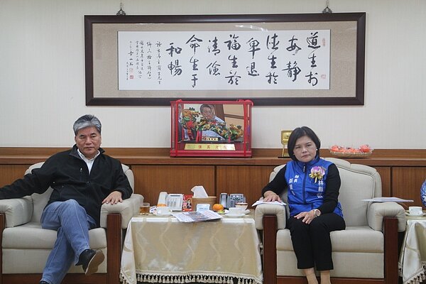 內政部前部長李鴻源今天到雲林,與縣長張麗善及縣府相關局處長,談論縣內濁水溪揚塵及地層下陷。記者邱奕能/攝影