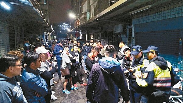 新北蘆洲虐童影片上傳網路後,引來網友肉搜,一群網友前往該母親的住處,員警也在現場處理。記者林昭彰/攝影