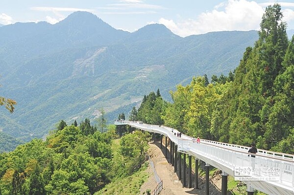 清境高空觀景步道可遠眺群山，是熱門景點。（廖肇祥攝）