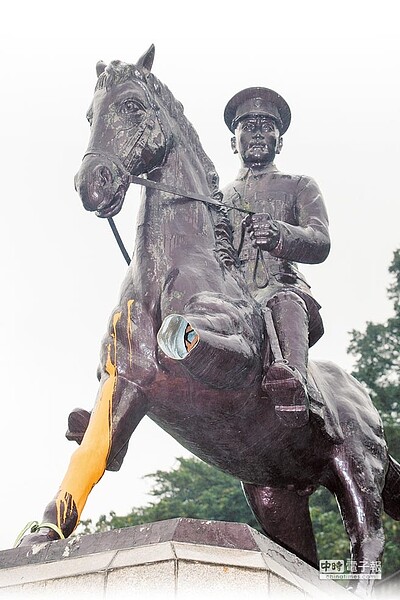 政治大學曾透過校內投票保留了後山的創校校長蔣中正騎馬銅像,卻在228前夕被台大學生許哲榕摸黑砍斷銅像馬腳及潑漆。(郭吉銓攝)