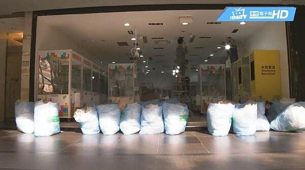 不少商圈因租金高漲，導致商家撤出、形成空店面或是淪為夾娃娃機店、廠商年度特賣場等。