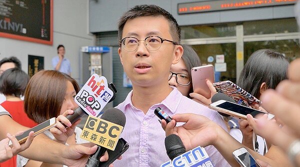 呱吉說,他非常支持這項由高中生發起的運動。圖/邱威傑競選辦公室提供