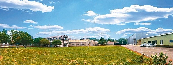 桃園平鎮工業區工業廠房標售,公開首日即吸引十多組潛在買方洽詢。 圖/第一太平戴維斯提供