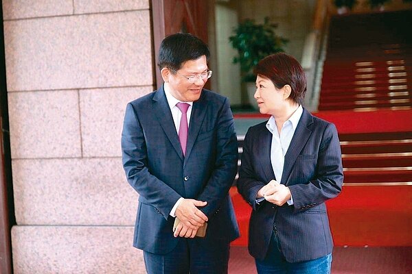 台中市長盧秀燕21日在臉書粉絲團貼出她與交通部長林佳龍「講悄悄話」的照片,兩人對話讓外界好奇。 圖/取自盧秀燕臉書