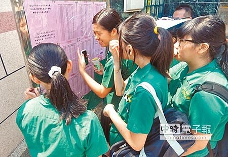 針對學生發起終結放榜新聞連署，人本基金會表示肯定，支持拒絕分數主義。圖為北一女學生看榜單。   （本報資料照片） 
