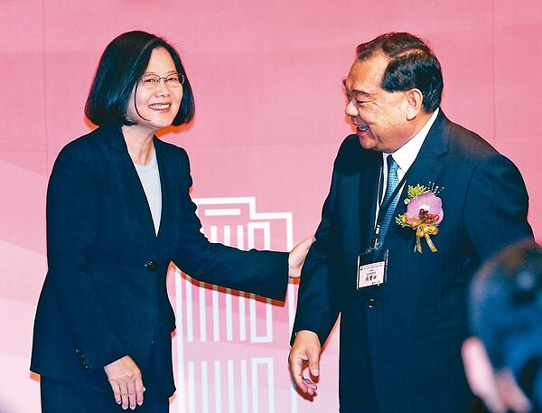 蔡英文總統（左）昨天出席不動產開發公會全聯會理事長就任典禮，她回應名譽理事長吳寶田（右）的建議指出，政府會做到讓都更整合容易、獎勵明確、審議加速。 記者杜建重／攝影