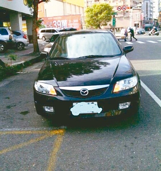高雄市交通局表示,像這輛車的輪子壓在停車格的線上(左),照樣要繳停車費,但也因違規停車(未停好車),會被拖吊及開罰單。 圖/高雄市交通局提供