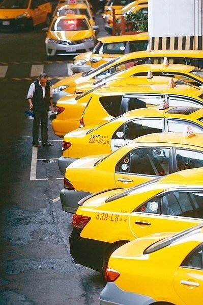 總統蔡英文昨邀計程車業者代表入府茶敘,宣布將推出「補助計程車汰舊換新」方案。 圖/聯合報系資料照片