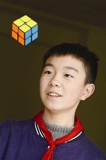 2歲成都娃「挑戰不可能」,0.89秒還原魔方打破中國紀錄。 世界日報黃瓊慧
