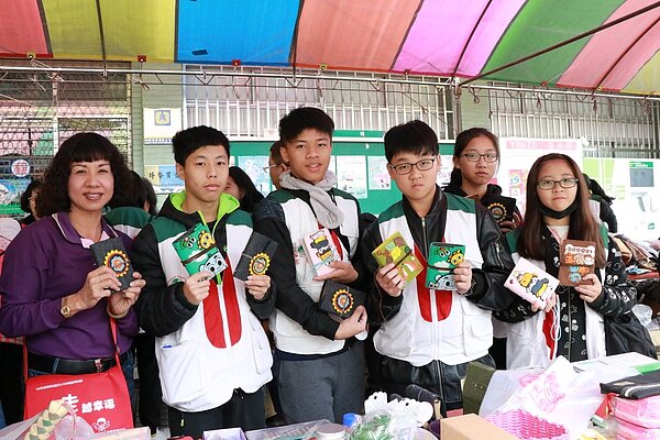 為推廣「無窮世代」贊助貧童,雲林家扶中心今在虎尾郵局廣場前舉辦義賣會,要籌募今年1000萬元經費,分上下學期發放,但上學期仍尚缺200多萬元經費。記者邱奕能/攝影