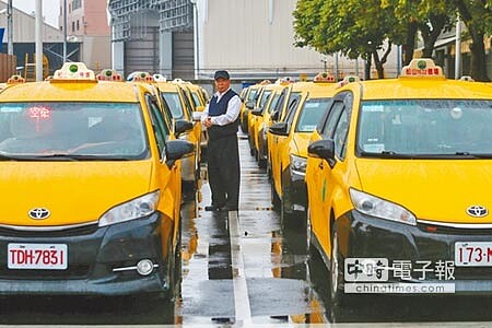 蔡英文總統23日又找計程車業者代表至府內茶敘,再拋出利多,宣布將推出「補助計程車汰舊換新」方案,預計5月開放申請,約3萬輛計程車受惠。(鄧博仁攝)