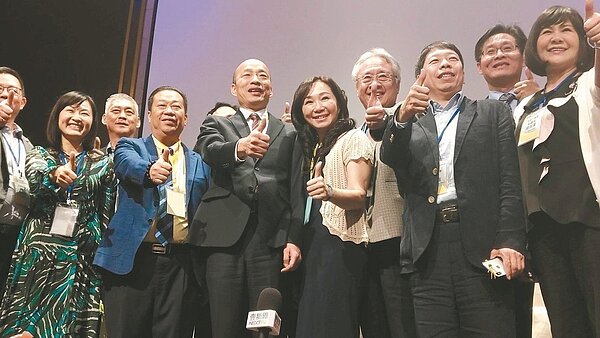 高市長韓國瑜(右六)昨天率團到馬來西亞簽署農產品訂單,韓國瑜夫人李佳芬(右五)自費陪同出席。 記者蔡孟妤/攝影