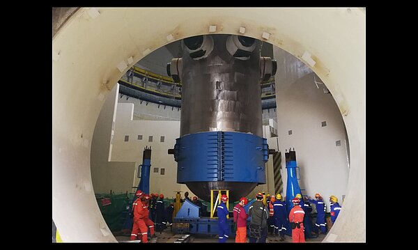 大陸今年首個核電項目即將在台灣對岸的福建漳州動工興建。圖為大陸中國自行開發的三代核電技術「華龍一號」,早前在福建福清核電站6號機組進行反應堆壓力容器安裝時的化面。 中新社