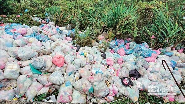 復興區羅浮里產業道路遭人棄置超過10噸垃圾。（圖／警方提供）