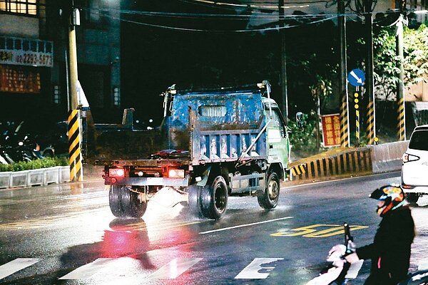 行政院研議將進口貨車製造零組件免關稅,以降低車價,同時把舊換新減稅優惠從大貨車擴大至大客車,鼓勵車主舊換新。 記者林伯東╱攝影