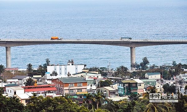 金崙大橋緊臨壯闊的太平洋,被喻為「全台最美高架橋」,對於一旁寧靜的金崙村部落是危機還是轉機,仍有待觀察。(莊哲權攝)