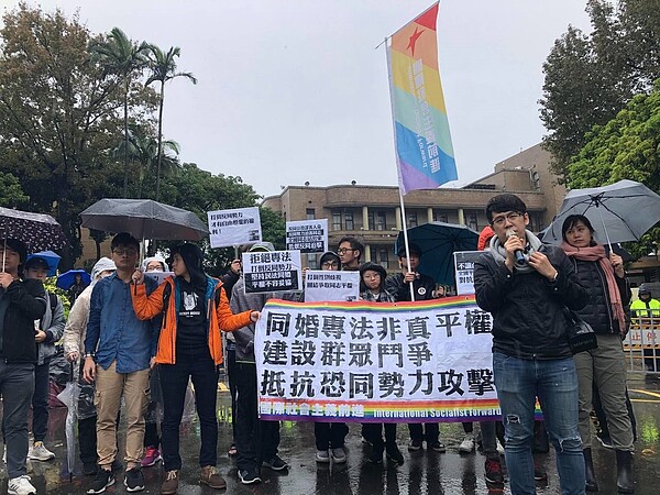 公民團體「國際社會主義前進」今天聚集行政院大門口前，抗議府方甫通過的「司法院釋字748號解釋施行法」。記者章凱閎／攝影