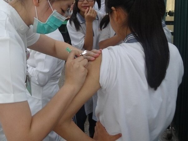 跑馬地養和醫院大堂昨午起有近百人排隊打預防子宮頸癌（HPV）九價疫苗。示意圖。（圖／聯合報系資料照）