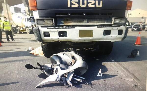 大貨車轉彎時有視線死角,最易發生碰撞車禍。圖/警方提供