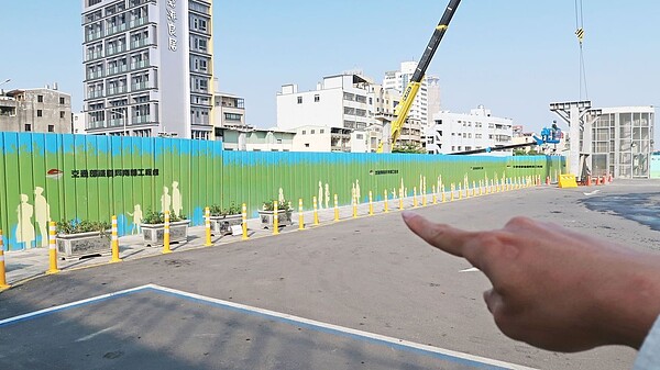 現在的汽車臨時接送區,預計下個月待標線、標牌施工完成後將一併開放機車使用。圖/市議員林于凱提供