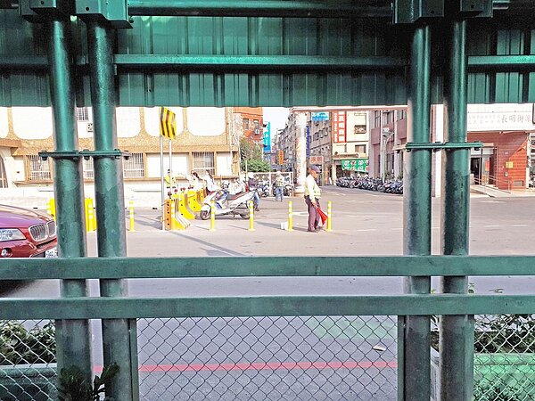 現在的汽車臨時接送區,預計下個月待標線、標牌施工完成後將一併開放機車使用。圖/市議員林于凱提供