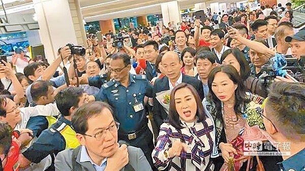 韓流強襲星國，僑胞擠爆機場接機。（柯宗緯攝）