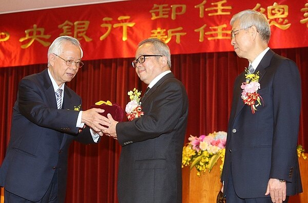 圖為央行新舊任總裁交接,彭淮南(左)交棒給原副總裁楊金龍(右)。 聯合報系資料照/記者胡經周攝影