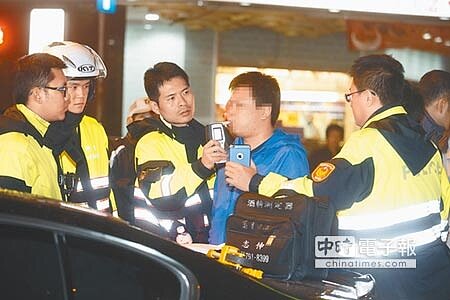 北市每年有超過1萬件酒駕,截至去年底,仍有9320件酒駕罰單未繳納,累積欠費高達2.39億,市議員王浩要求落實酒駕罰單追討及連帶罰,以發揮嚇阻作用。圖為駕駛酒測。(本報資料照片)(禁止酒駕,飲酒過量,有害健康)